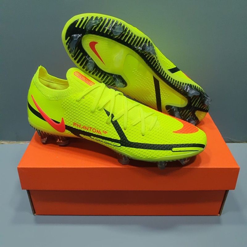 Sepatu Bola Nike Phantom Green.