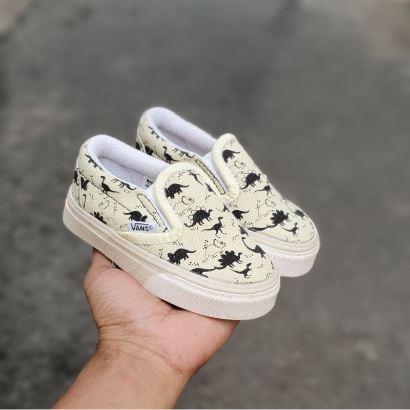 Sepatu anak slip on motif dhino/micky/off the wall