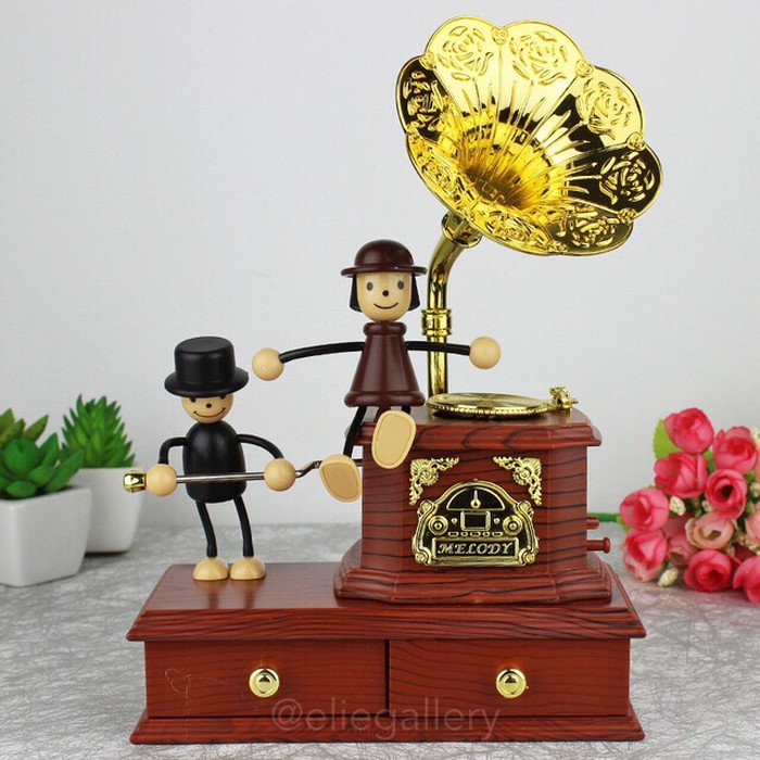 Kotak Musik Gramophone + Boneka