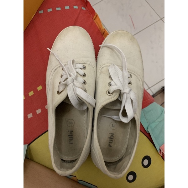 preloved sepatu rubi by hnm putih