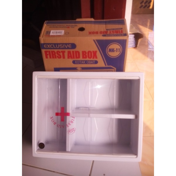 Kotak Obat P3K Dinding / First Aid Box Merk Maspion 30 x 35 cm