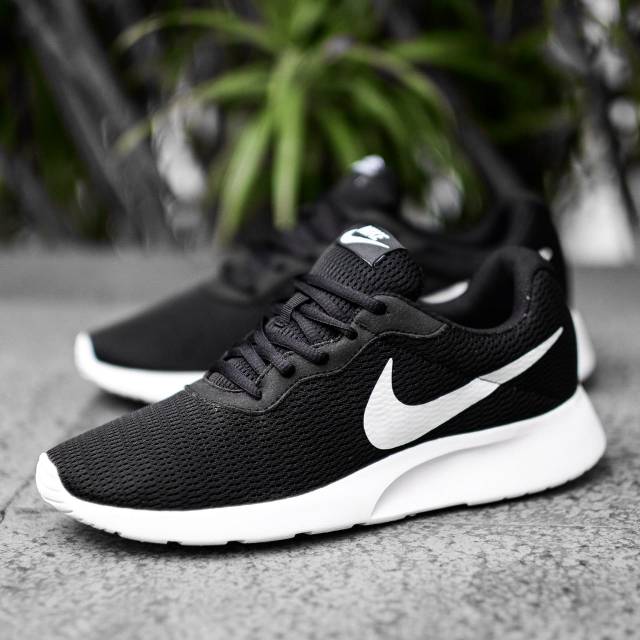 nike tanjun black white