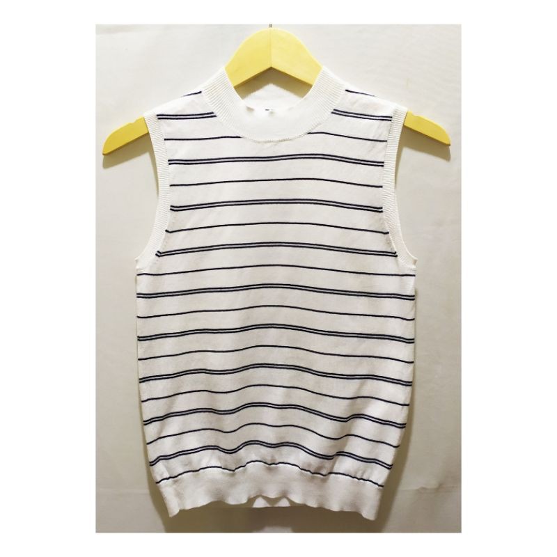 RAJUT UNIQLO ATASAN ROMPI VEST PRIA GARIS PUTIH HITAM (PRELOVED)