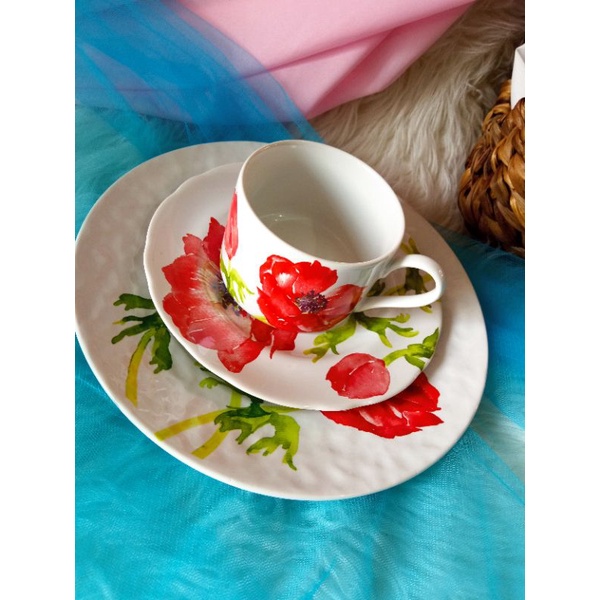 Piring Keramik Medium dengan Cangkir Set Bunga Mawar Merah Menyala