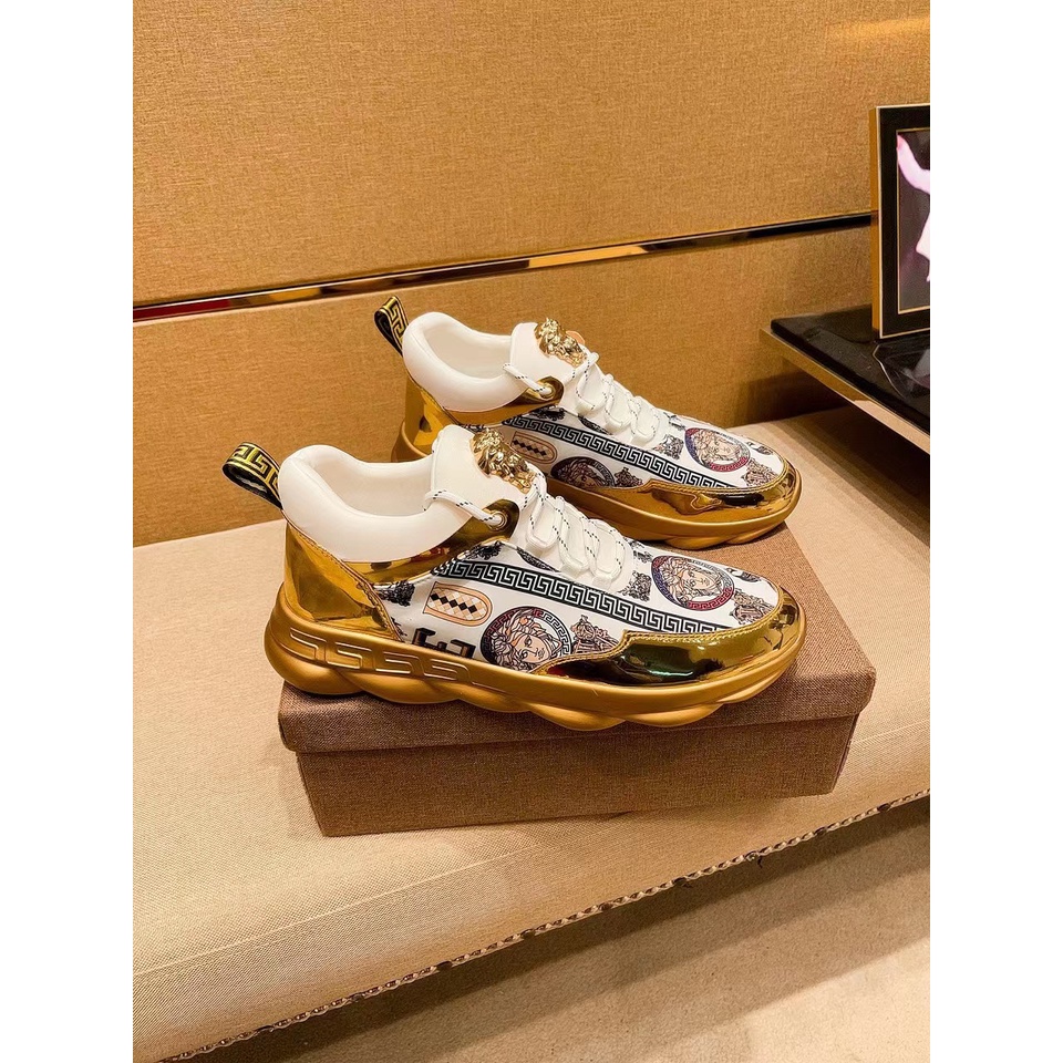 The latest masterpiece of the high-end brand of Versace men's shoes: the upper is made of Italian im