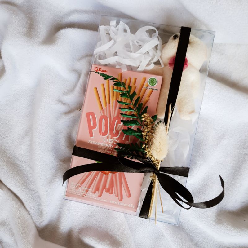 

Valentine Gift Pocky and Chocolate Hampers Box Hadiah