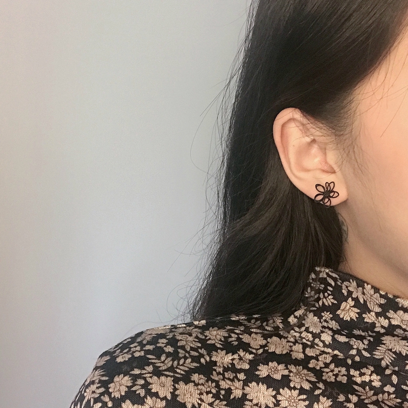 Anting Bunga Hitam Wanita Kecil Lucu Aksesoris Korea