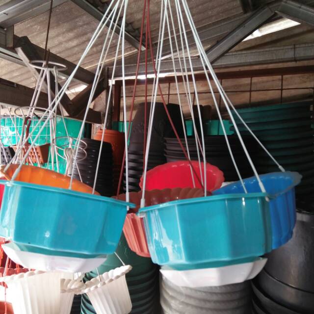 Pot Gantung Warna Warni