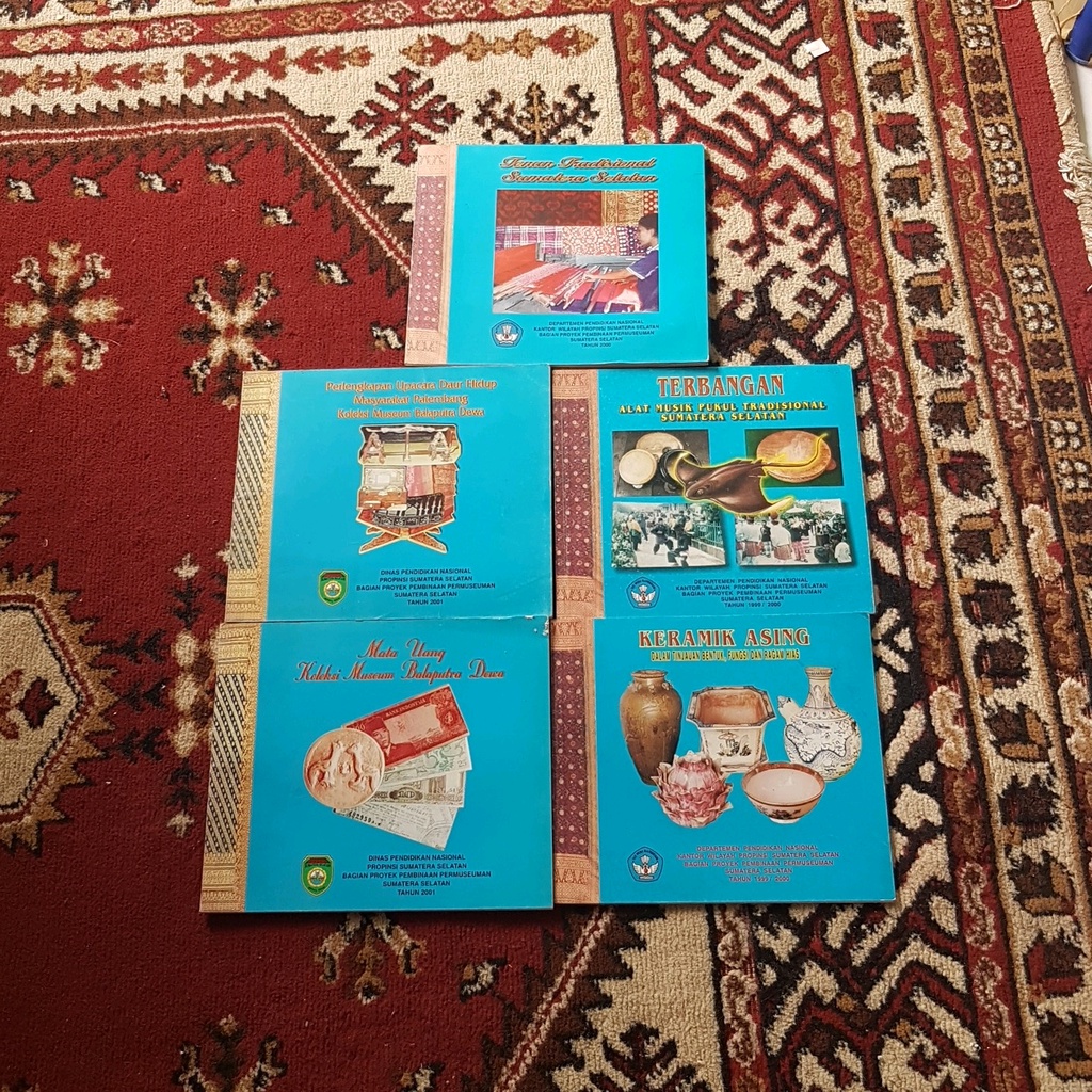 TENUN TRADISIONAL - PERLENGKAPAN UPACARA DAUR HIDUP -TERBANGAN - MATA UANG - KERAMIK ASING - SUMATRA