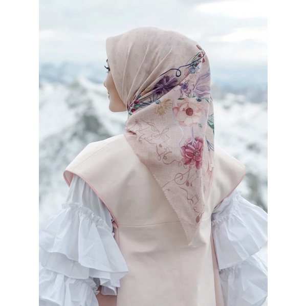 Nada Square FIS BUTTONSCARVES