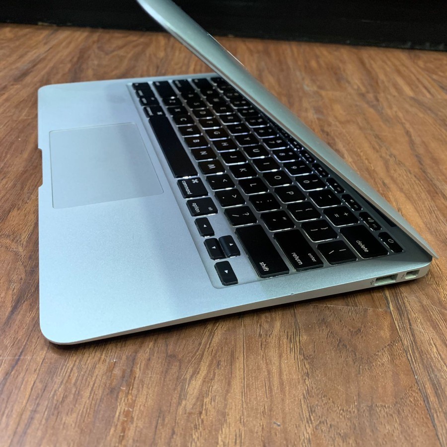 Big Sale Macbook Air 11-inch core i5 Ram 4Gb SSD 512GB (Second)