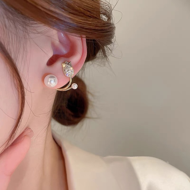 Anting Stud Bentuk Tulip Aksen Kristal Mutiara Warna Emas Untuk Wanita