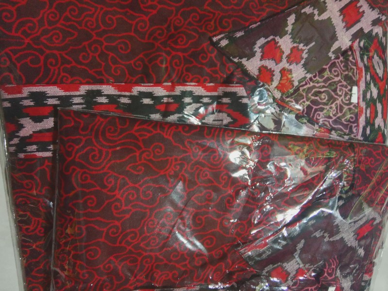 Couple Batik Keluarga Terbaru Motif Mega Mendung Merah Original