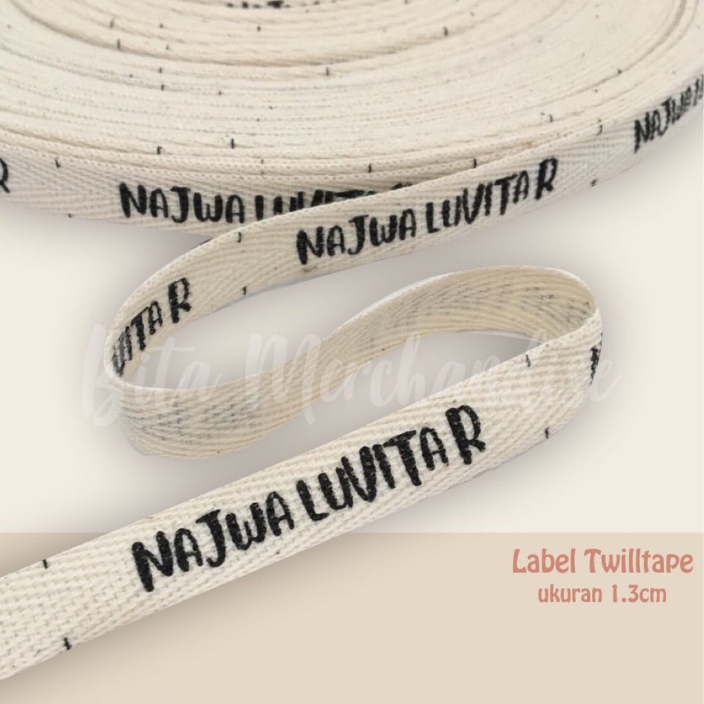 

Label Twilltape Panjang 45 Meter Label Baju Label Hijab Label Katun Label Masker Label Merk Harga Murah Free Design