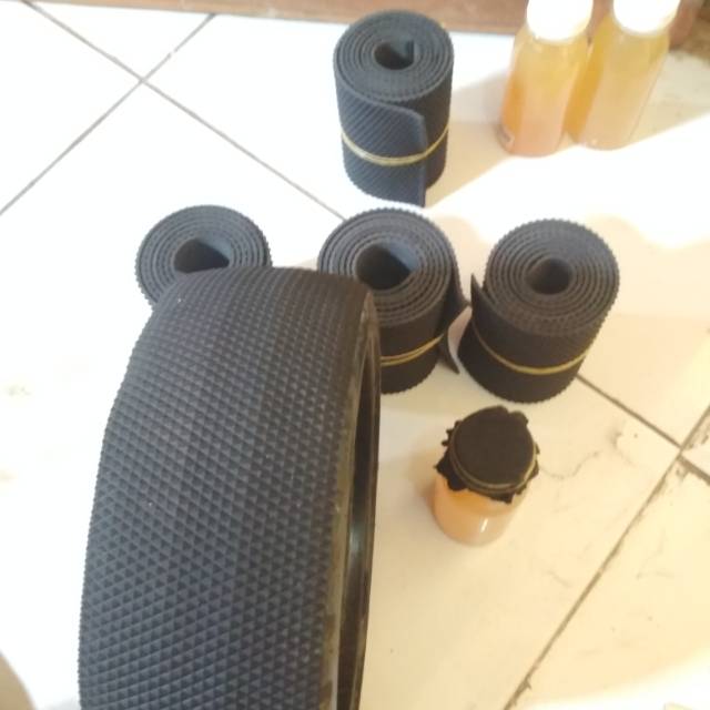 LAPISAN BAN KARET MOBIL AKI MAINAN ANAK