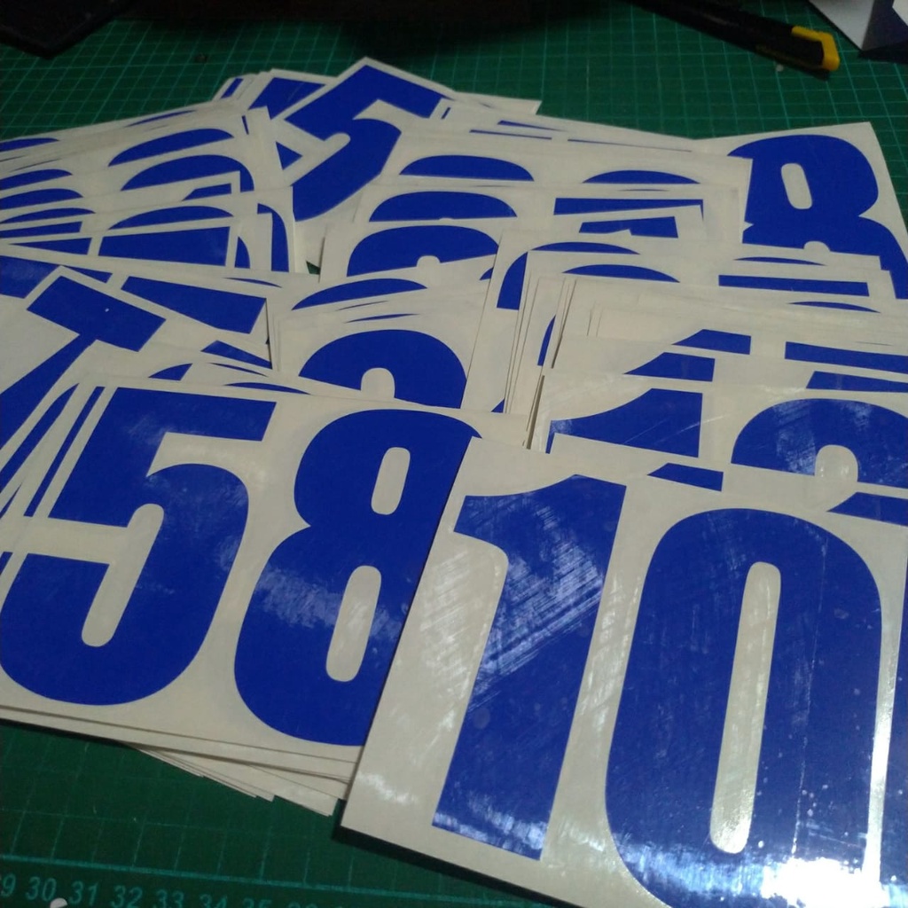 

CUTTING STIKER BENTUK ANGKA / STIKER CUTTING BENTUK HURUF UK TINGGI 17 CM BAHAN ORACAL