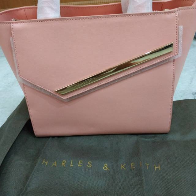 Tas Charles and Keith warna pink peach