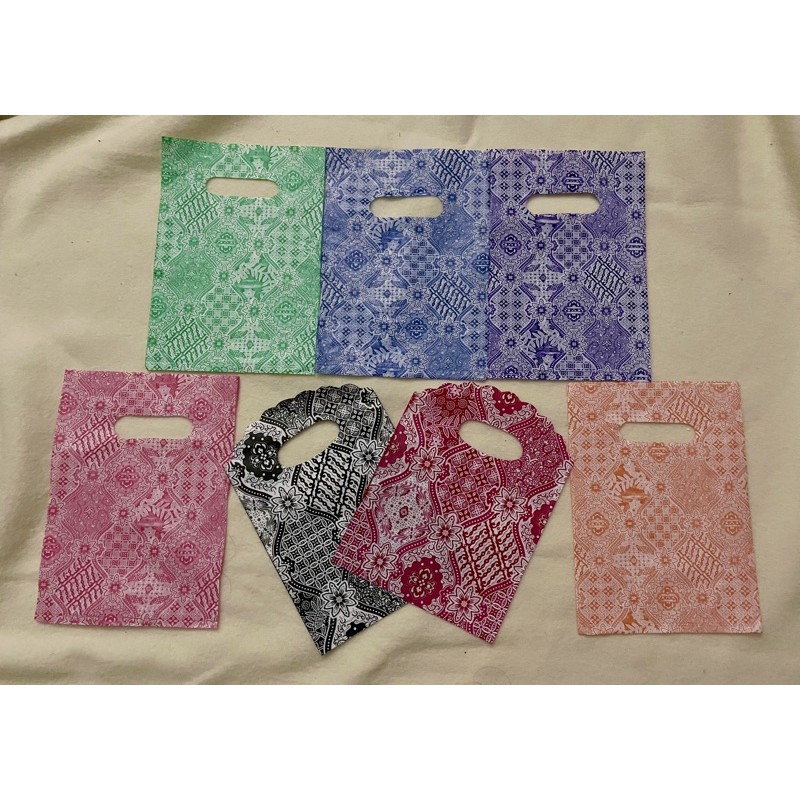 

Plastik Tas Oval Batik HD 15x22 Eceran/ 10lembar 7warna minimal order 5000rupiah