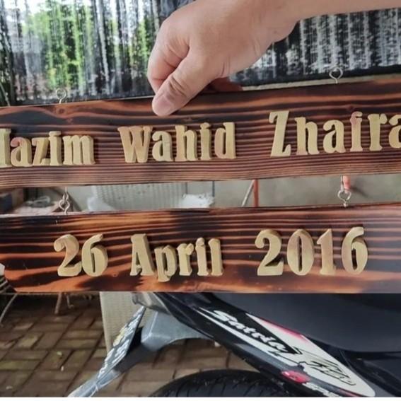papan nama gantung kayu
