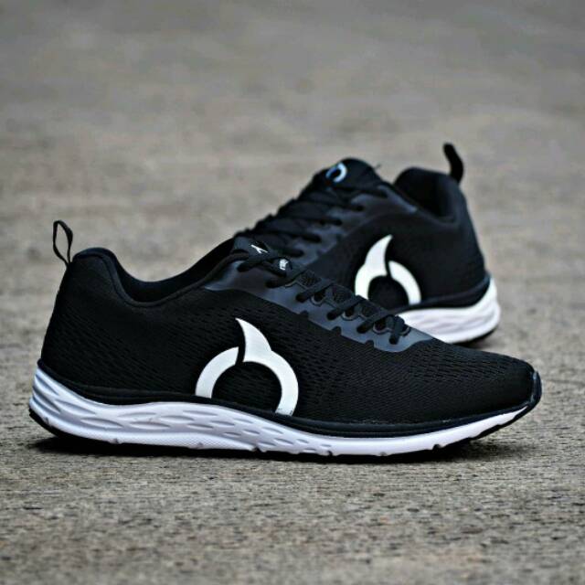 SEPATU RUNNING ORTUSEIGHT VECTOR