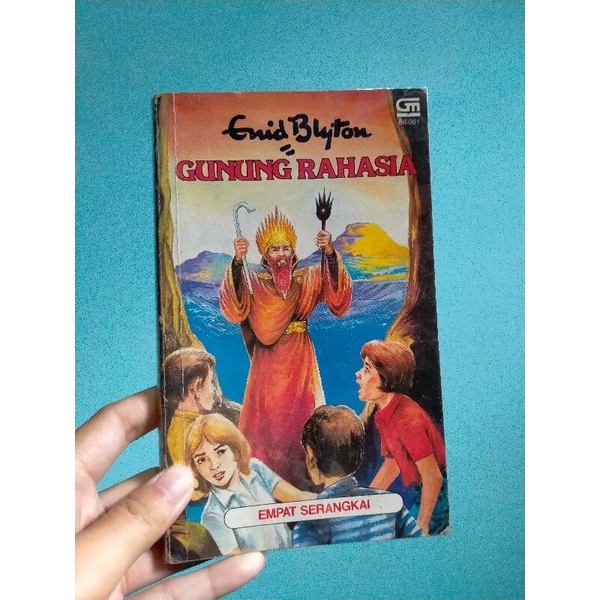 ENID BLYTON EMPAT SERANGKAI GUNUNG RAHASIA