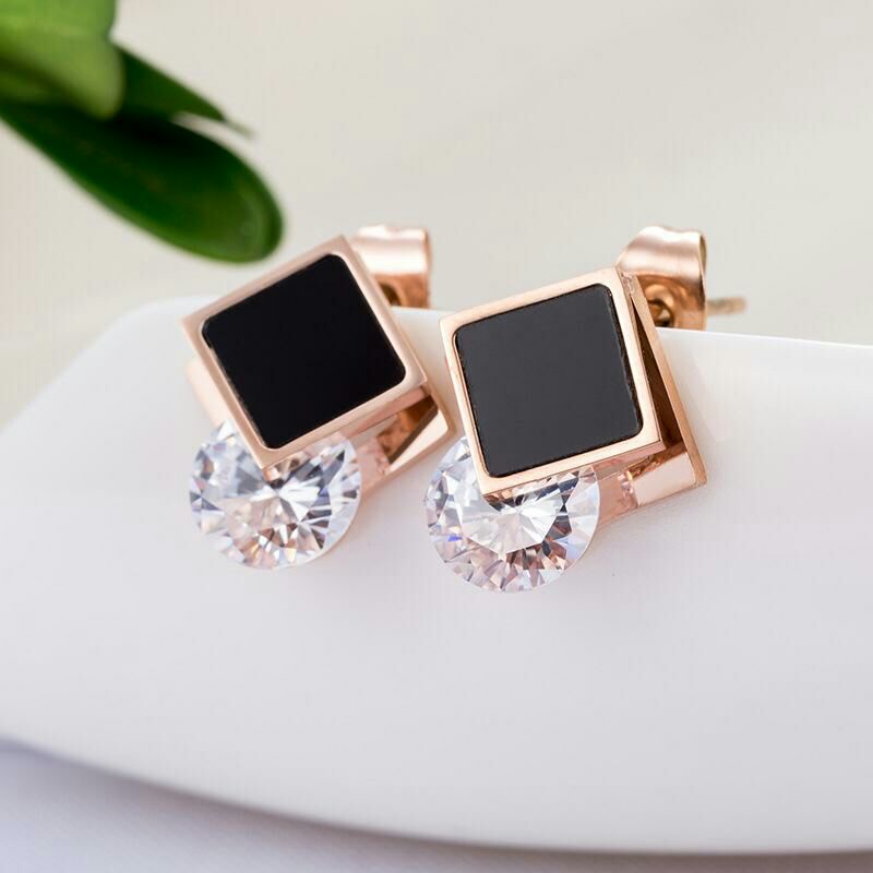 Anting Tusuk Kotak Hitam Titanium Anti Karatan