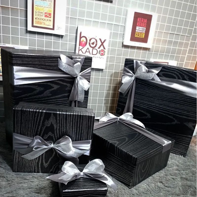 

Box Kado Hitam Serat Silver pita gray By box Kado Banjarmasin