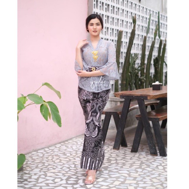 Kebaya Jadi Murah Lengan Lonceng dengan Rok Mermaid / Rok Duyung