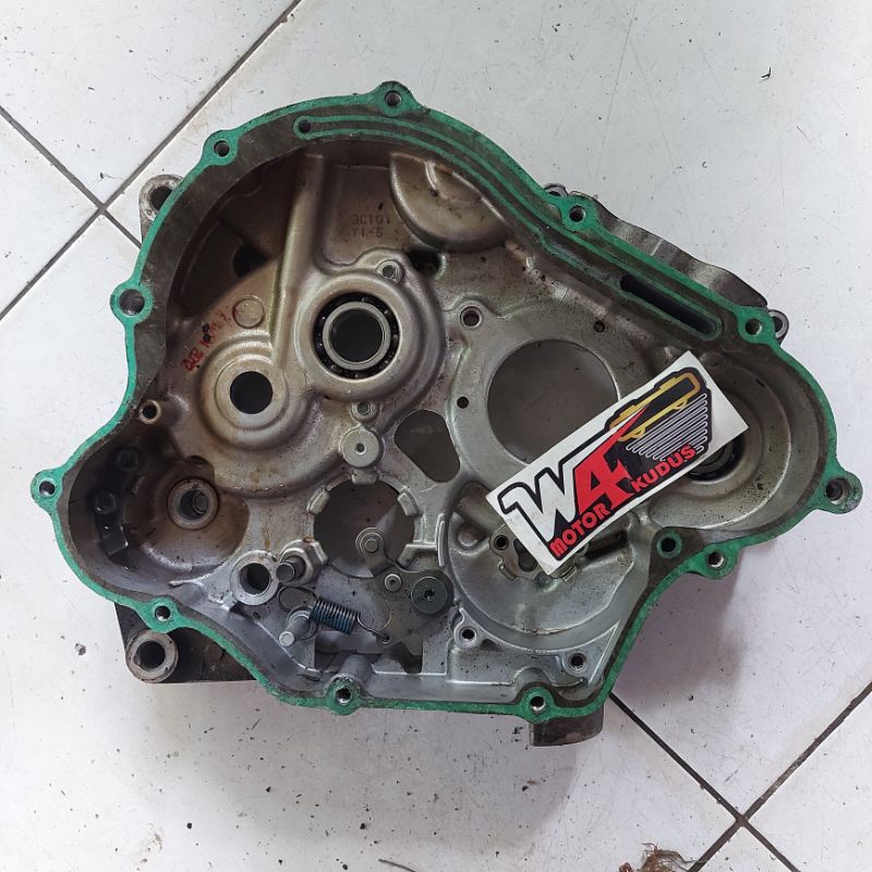 CRANKCASE BLOK KALTER TENGAH KANAN OLD VIXION LAMA KODE 3C1 ORIGINAL
