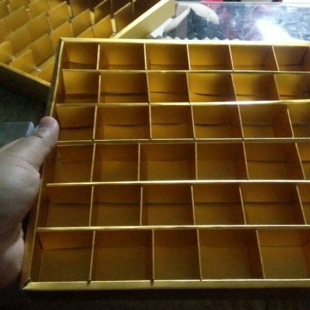 

Box coklat sekat 36 - kotak coklat 6 x 6 - sudah termasuk mika