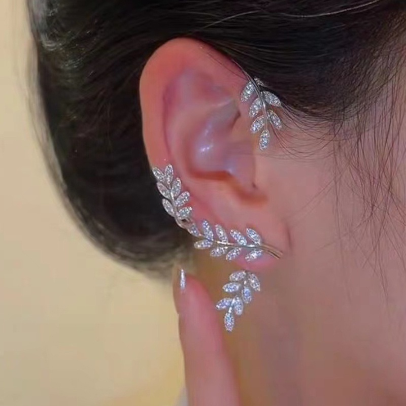 Anting Klip Tanpa Tindik Desain Daun Hias Kristal Berkilau Untuk Wanita