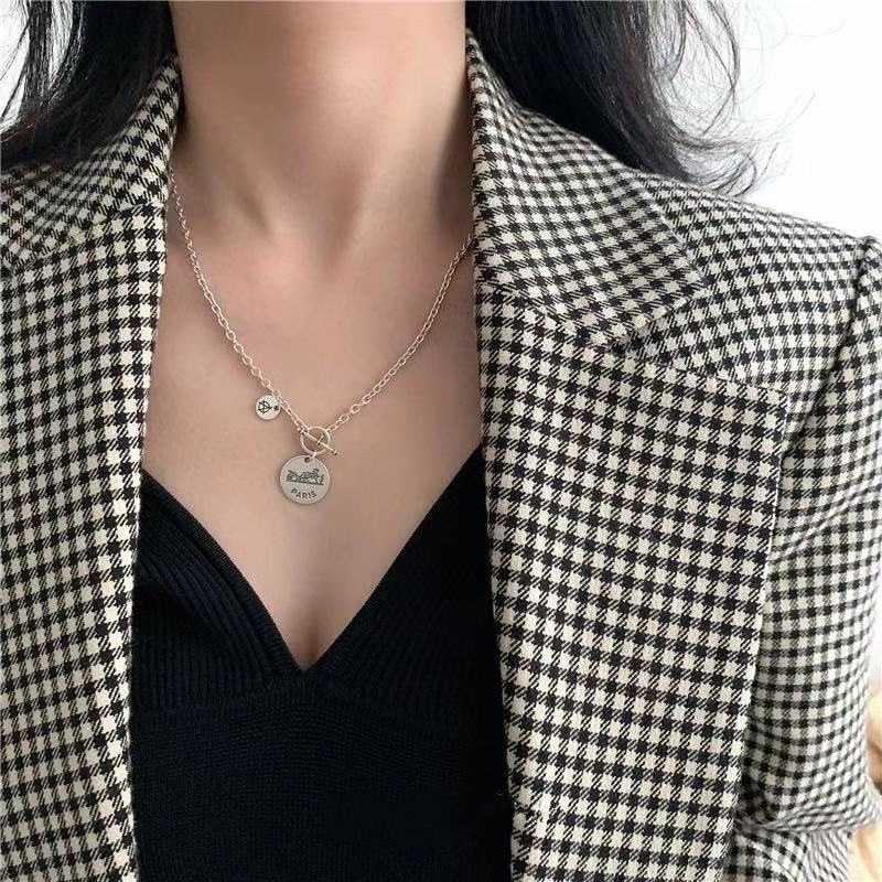 Gaya dingin huruf kalung untuk wanita in Trendi niche desain kalung titanium baja tidak memudar kepr