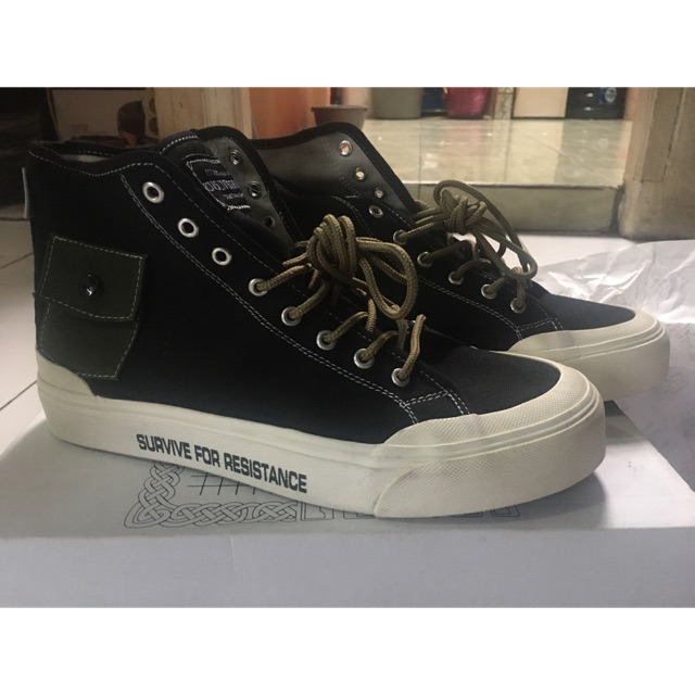 Sepatu Poison Street Vague pocket