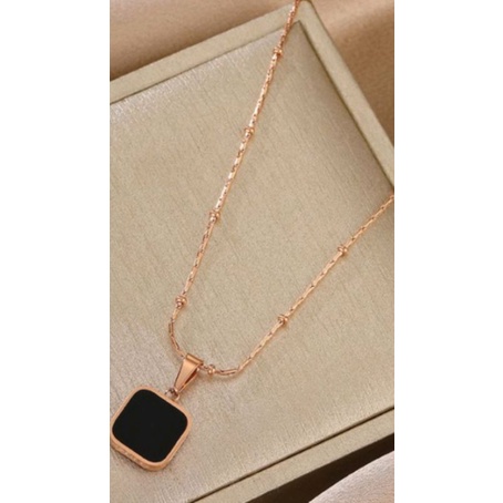 KALUNG TITANIUM ROSE GOLD LIONTIN KOTAK PERMATA HITAM