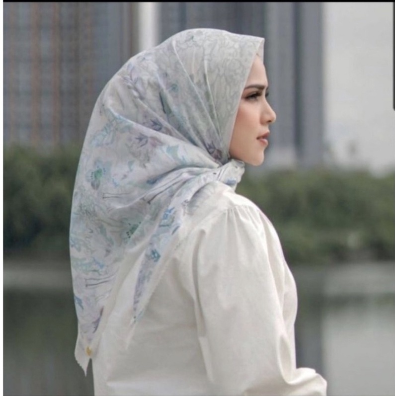 Buttonscarves Daisy series in white (preloved)