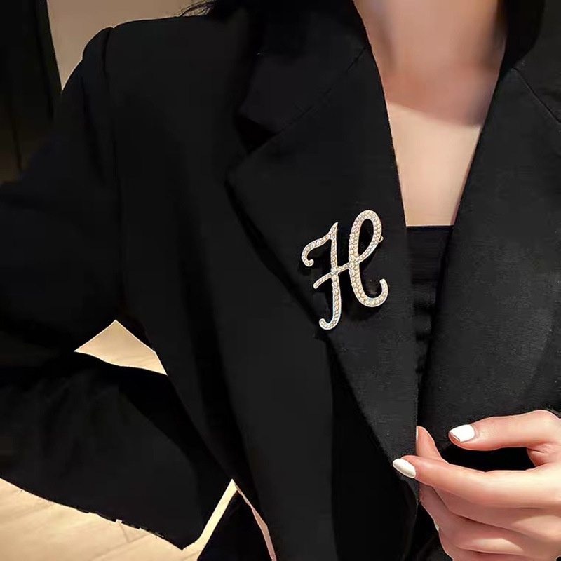 High Quality Women Pearl English Initial Letter Brooches / Vintage Korean Gold Color A K D Letter Metal Pins For Cardigan Skirt Sweater