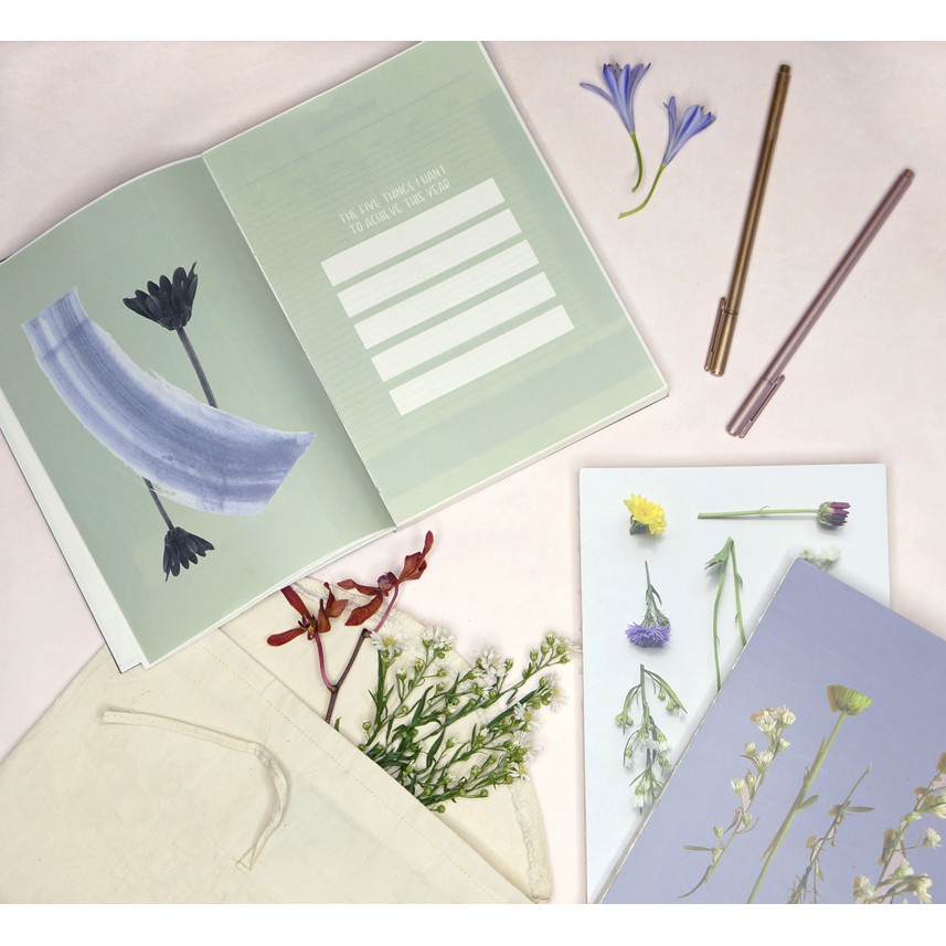 

WEEKLY PLANNER A5 - DOTTED AND PLAIN PAGES - PURPLE FLOWERS