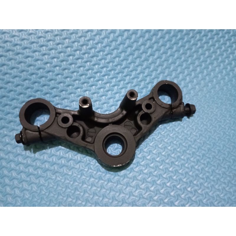 SEGITIGA SHOCKBREAKER DEPAN SATRIA FU 150  HITAM GLOOS/SILVER  ORIGINAL