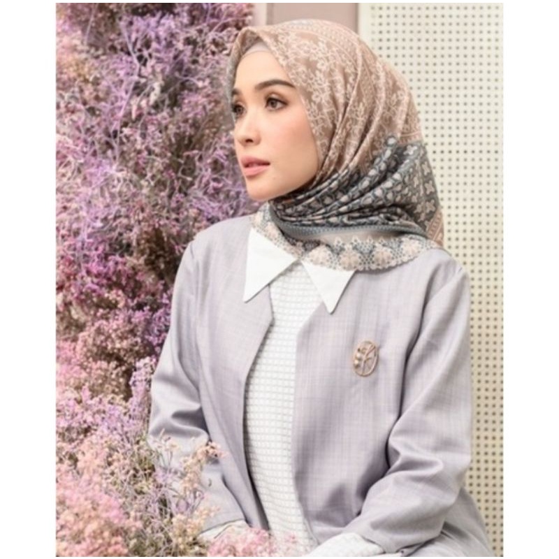 Julang Scarf Wearing Klamby