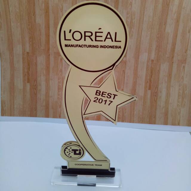 

Jual plakat custom,plakat murah,plakat acrylic,promosi perusahaan,plakat wedding,