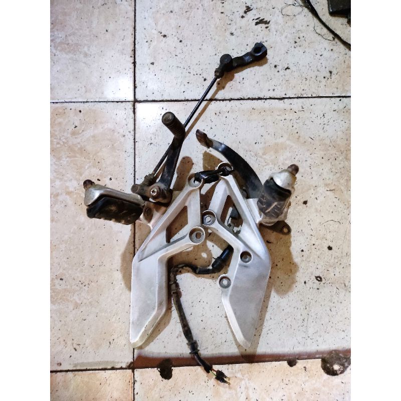 FOOTSTEP POSTEP DEPAN CBR LED 150 K45 ORIGINAL