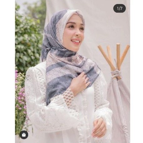 Rachel Scarf Wearing Klamby
