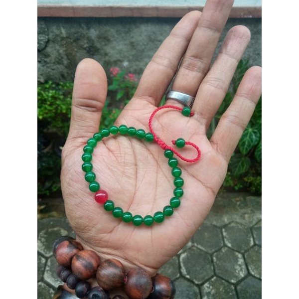 Gelang batu giok hijau tali merah bukan plastik/resin