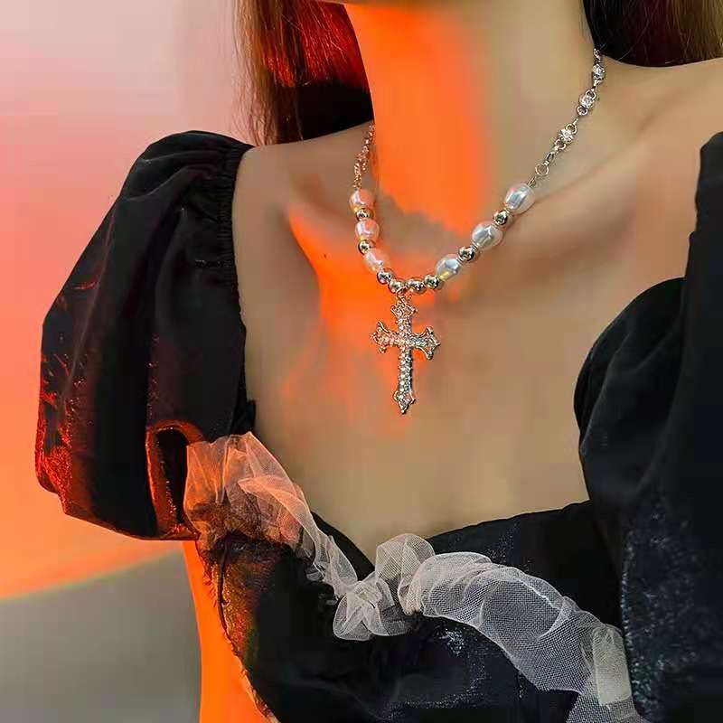 Eropa dan Amerika Mutiara penuh diamond cross kalung wanita in hip hop special interest desain retro