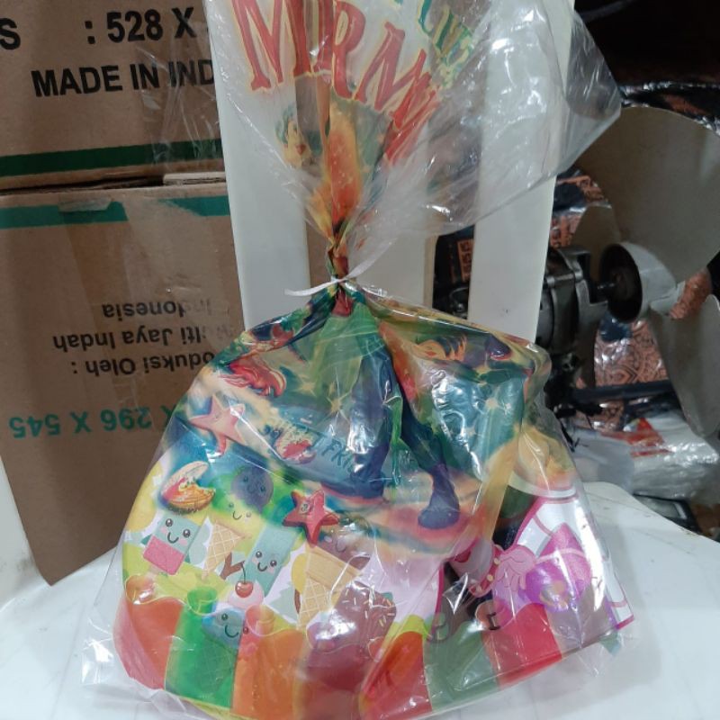 Plastik ulang tahun karakter besar 25 x 40cm