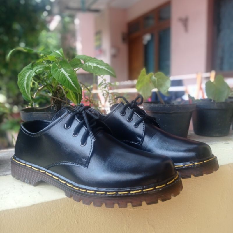 Alvarisstuff Cleo - Sepatu Loafers Low Boots 3 Hole - Docmart Pria