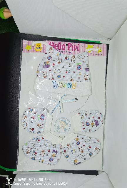 Topi bayi dengan sarung tangan dan celemek set