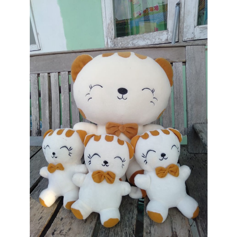 Kucing cantik beranak tiga induk 45cm