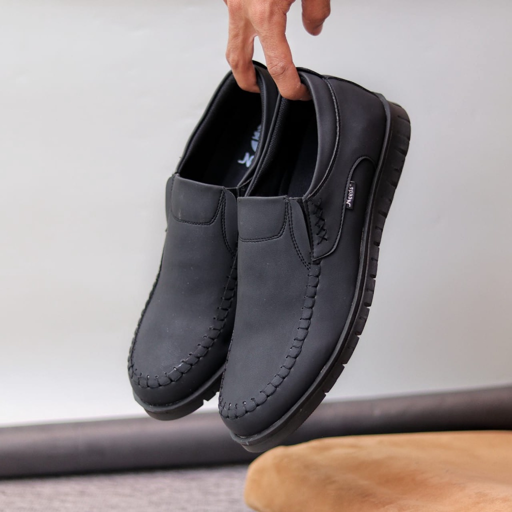 BLENO Sepatu Kasual Casual Slip On Pria Kulit Sintetik Anti Slip Simple Murah Original