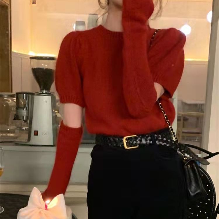 Red Sweater lengan pendek wanita desain ceruk awal musim semi yang chic atasan rajutan pendek retro lengan embusan angin lembut